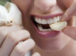 Она часто 30 минут держит во рту зубчик чеснока… Результаты просто поразительные